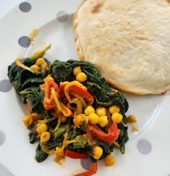 Curry d'épinards aux pois chiches et naan au fromage