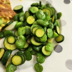 Poêlée de courgettes, fèves et ail nouveau