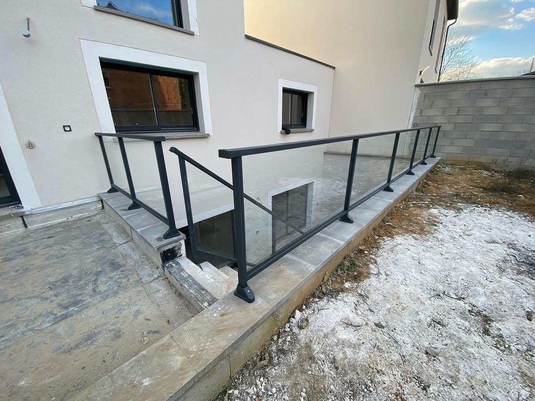 Garde-corps mixte aluminium-vitrage — FHCI