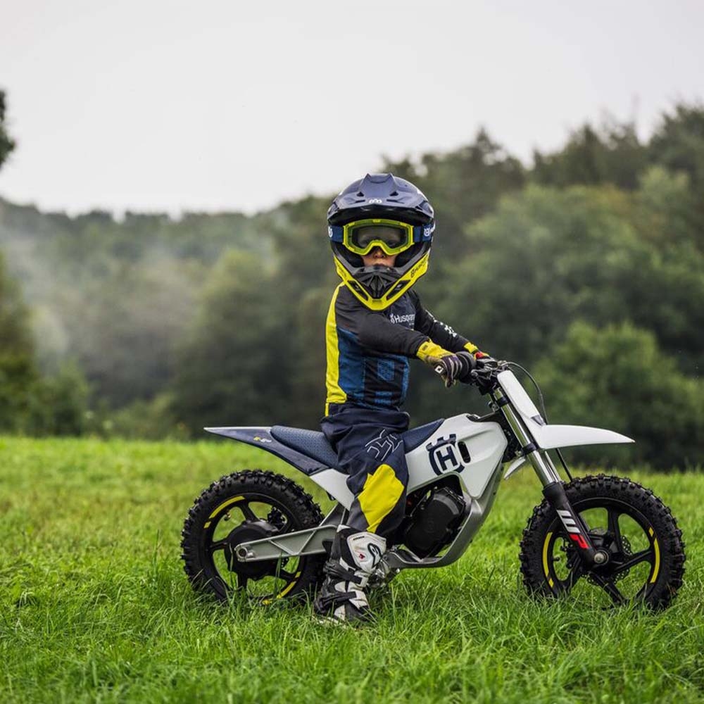 Jeune pilote sur une Husqvarna EE 2 en tout-terrain