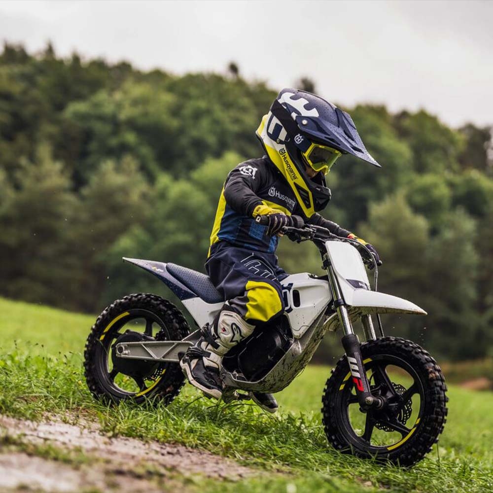 Enfant sur une mini-motocross Husqvarna EE 2 à roues de 10 pouces