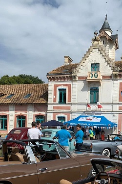 Rassemblement de Véhicules Anciens à Ozoir-la-Ferrière.